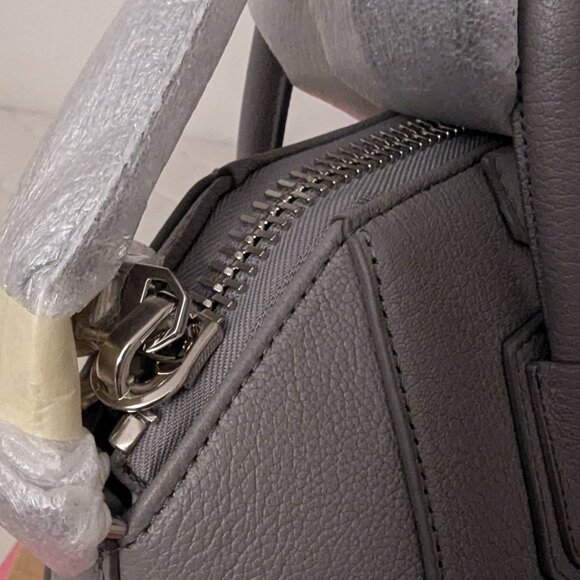 Givenchy Small Antigona bag in grained leather - Picture 5 of 11